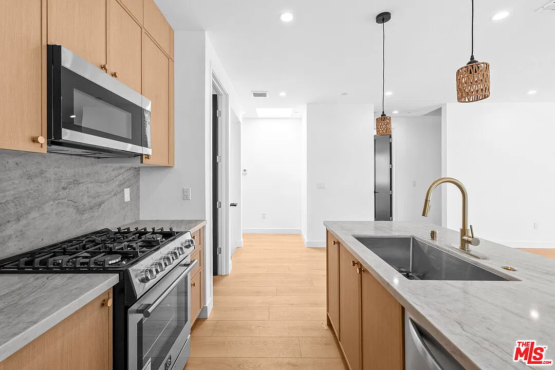 4 bed, 3.0 bath, 1589 sqft, $5,685 — Photo 4