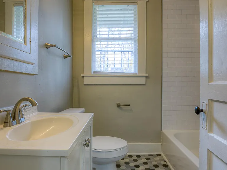 342 N Claybrook St — Photo 5