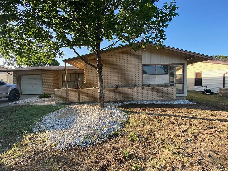 647 Karen Ln