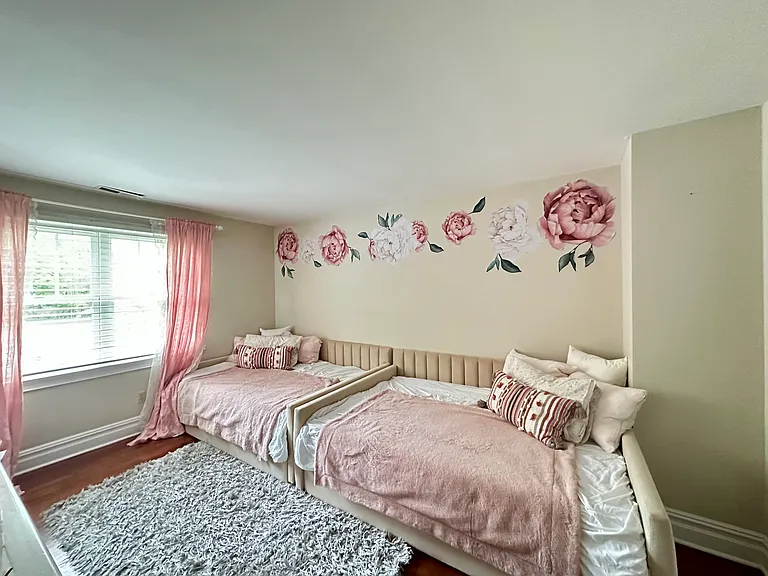 Glen Hollow Dr — Photo 13