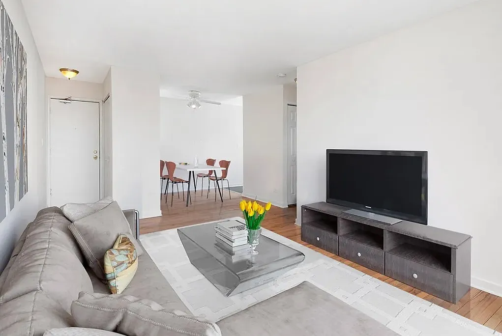 450 W. Melrose — Photo 1