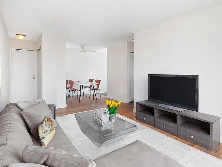 450 W. Melrose — Photo 2