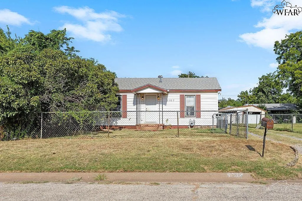 2 bed, 1.0 bath, 796 sqft, $850 — Photo 1