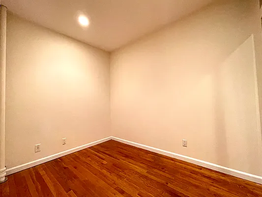 Rented by Astoria Realty | media 25