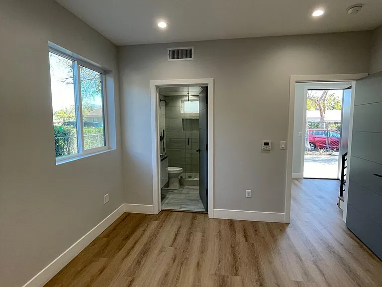 6345 Farmdale Ave — Photo 9