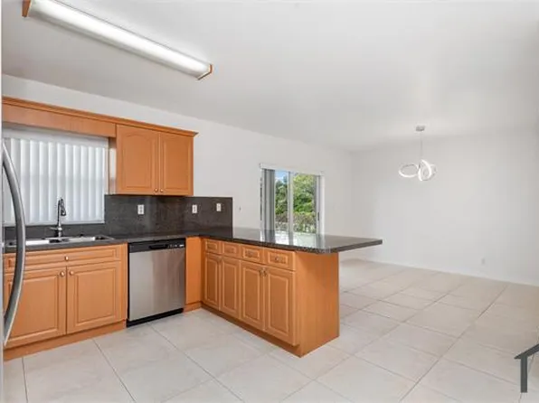 22 SW 6th St #1, Hallandale, FL 33009