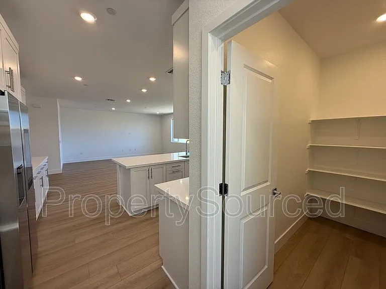 1336 N Martorella Ave — Photo 14