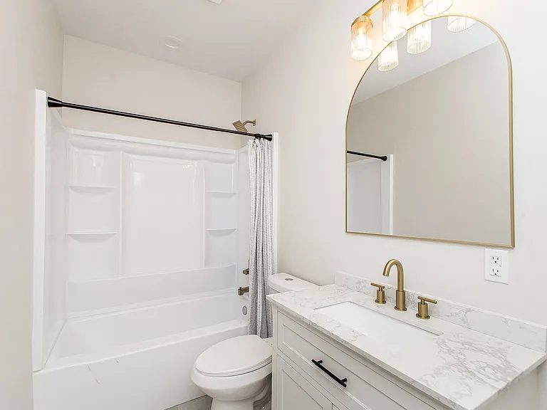 445 W Oak St — Photo 7