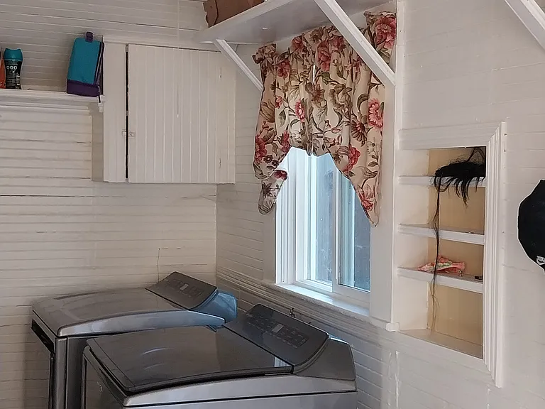 Laundry area & storage