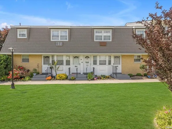 4703 Wilshire Lane #4703, Oakdale, NY 11769