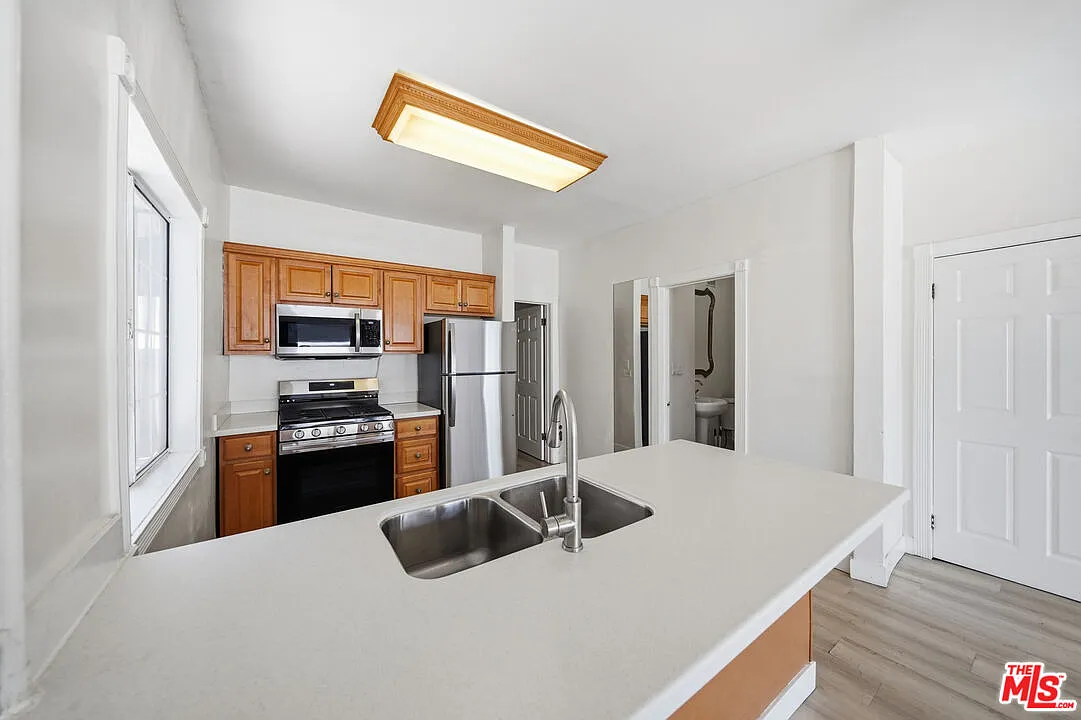 1 bed, 1.0 bath, 600 sqft, $2,200 — Photo 2