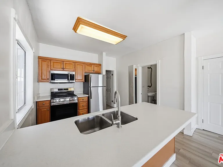 5754 Melrose Ave — Photo 2