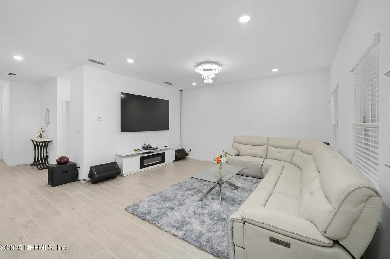 4 bed, 2088 sqft, $2,900 — Photo 2