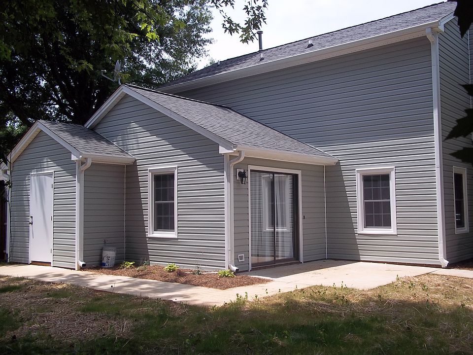 2nd image of 2450 Moran St
