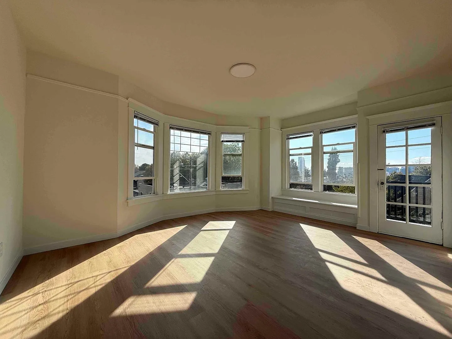 Hillcrest Manor — Photo 2
