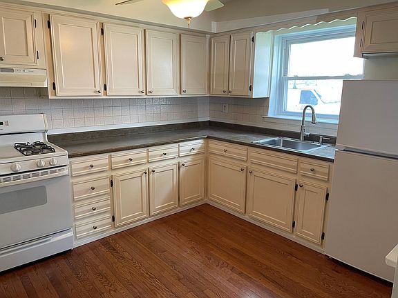 3rd image of 174 Bay 13th St #1