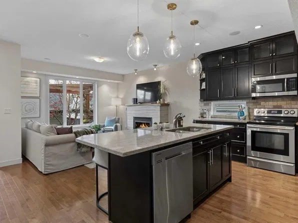 6614 SW Bowness Rd NW, Calgary, AB T3B 0G1