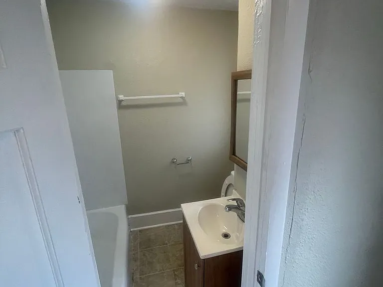 1918 S 5th Pl — Photo 2