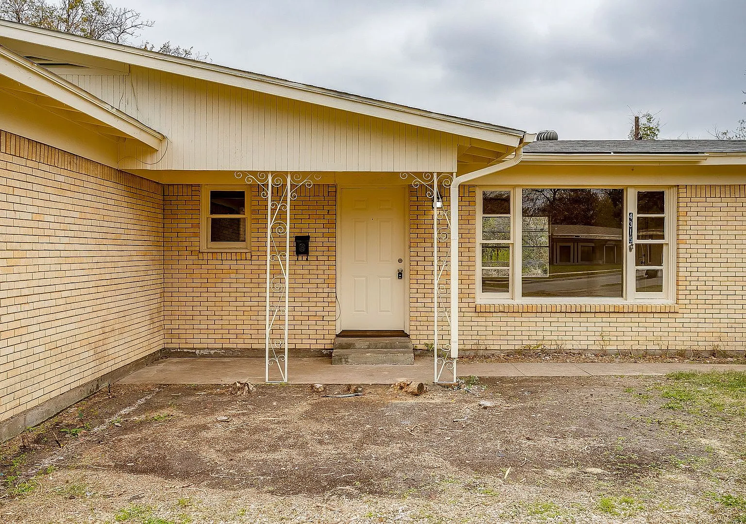 Ready for New Tenants- 3 Bedroom, 1.5 Bath in NRH- Birdville ISD- 76108 — Photo 2