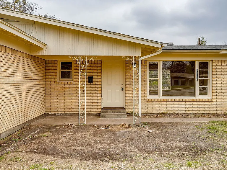 4315 Mackey Dr — Photo 2