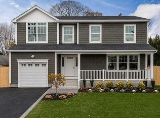 132 E Carmans Rd, Farmingdale, NY 11735