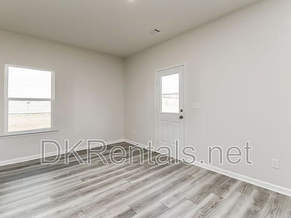 4th image of 160 Avondale Blvd