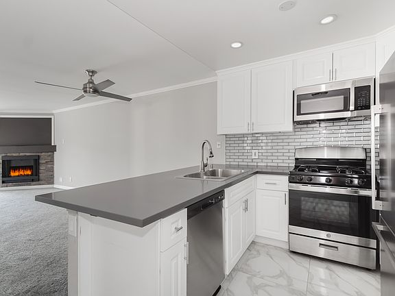 3rd image of 5530 Owensmouth Ave APT 220