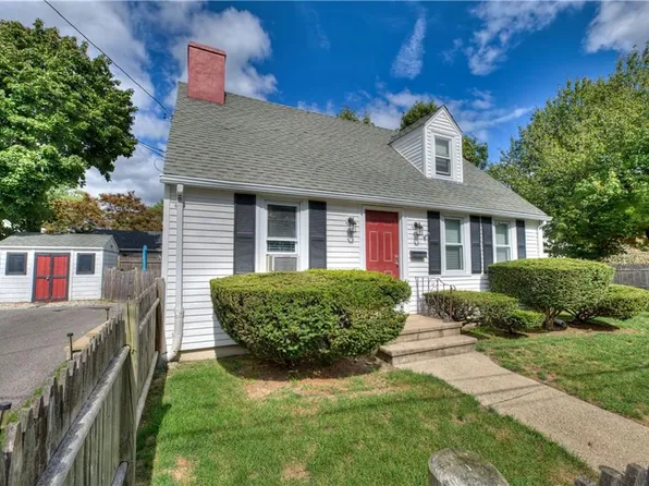 29 Magnolia St, Warwick, RI 02889