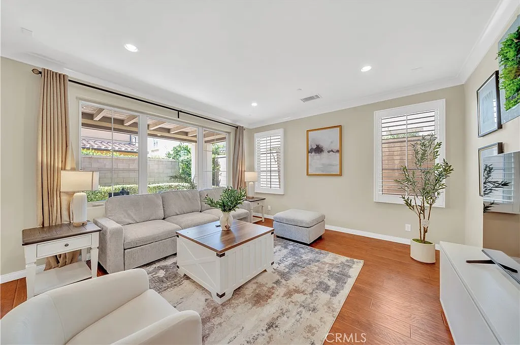 3 bed, 2.5 bath, 2073 sqft, $6,000 — Photo 2