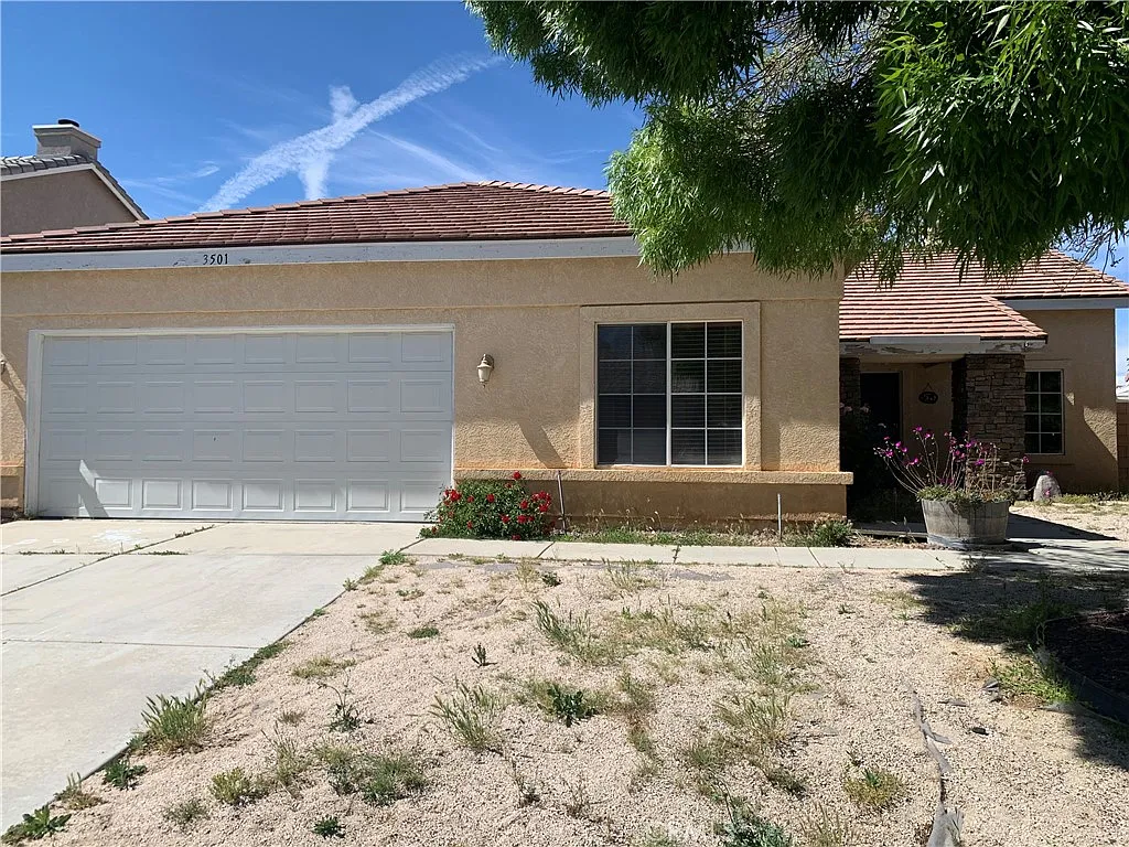 3 bed, 1950 sqft, $2,700 — Photo 1