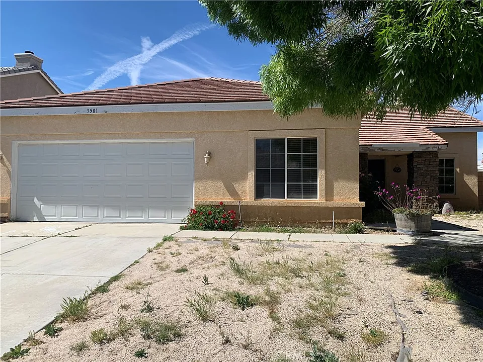 3501 Racquet Ln