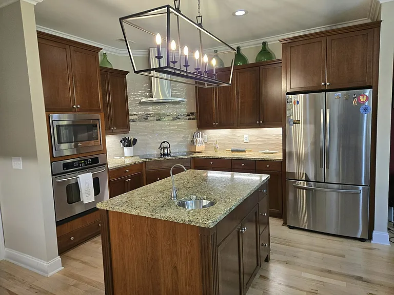 Kitchen w/glass conduction cooktop, oven, microwave, refrigerator