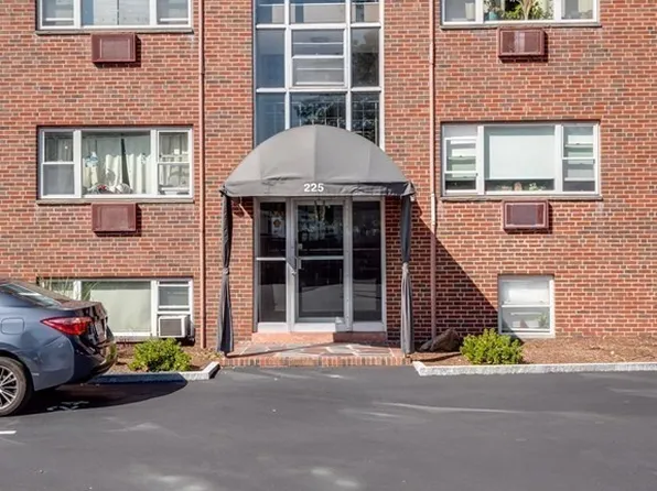 225 Baker St APT 4, West Roxbury, MA 02132