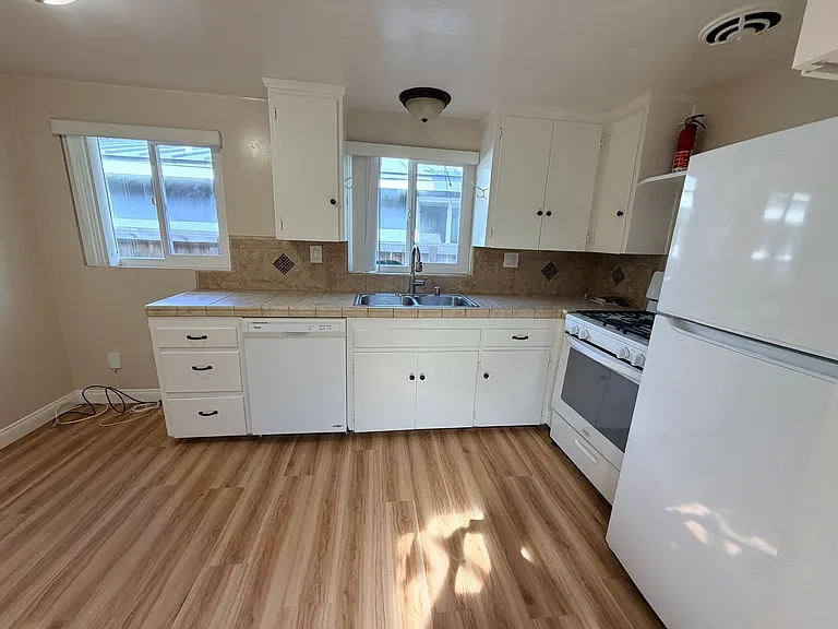 234 W Escalones — Photo 13