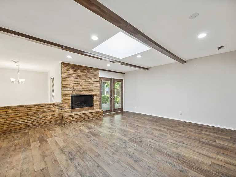 1725 Northcrest Dr — Photo 5