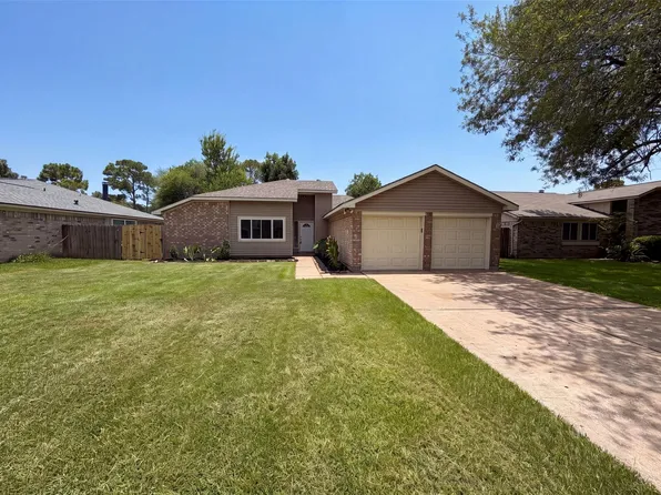 318 Floravista Dr, Webster, TX 77598