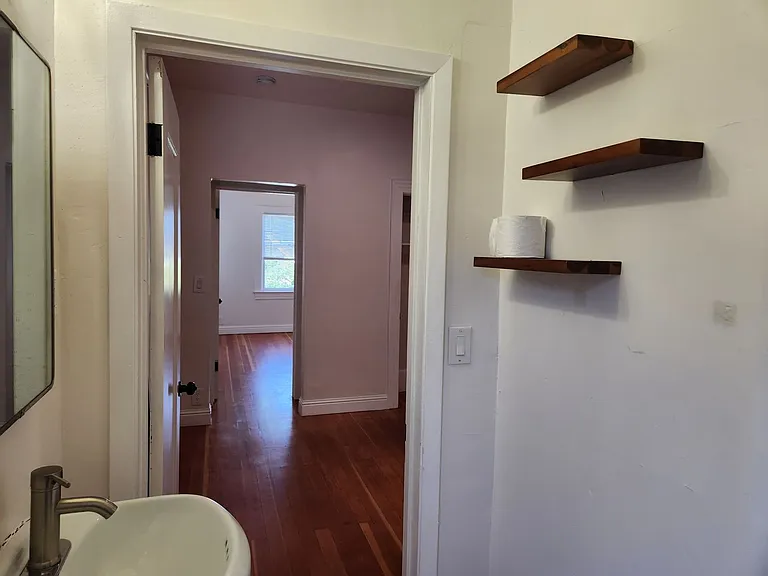 College Ave Apartment for Rent — Photo 9
