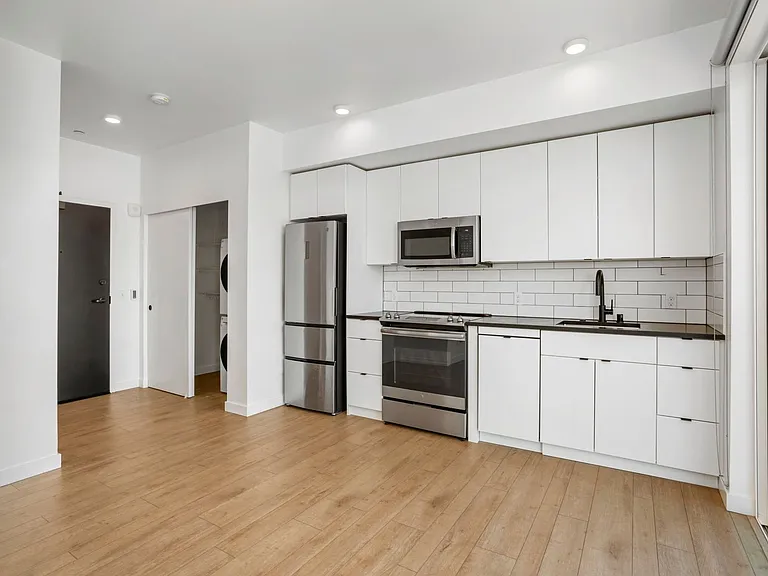 Welcome to Lakeview! - Live in Luxury & Style in the heart of Eastlake — Photo 31