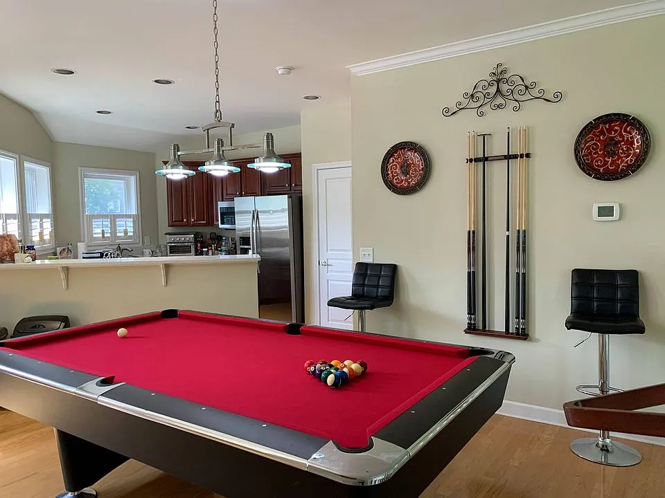 3 bed, 3.5 bath, 2325 sqft, $1,095 — Photo 2