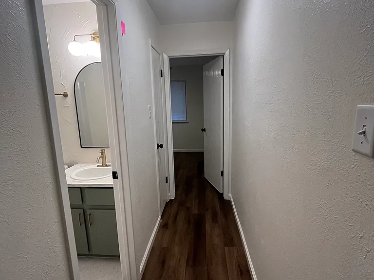 1420 W Braker Ln #B — Photo 2