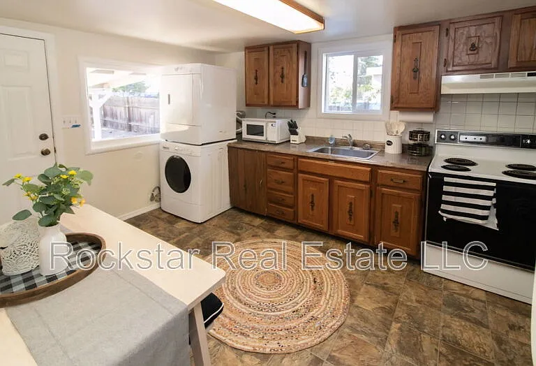 6707 N Atlantic St — Photo 2