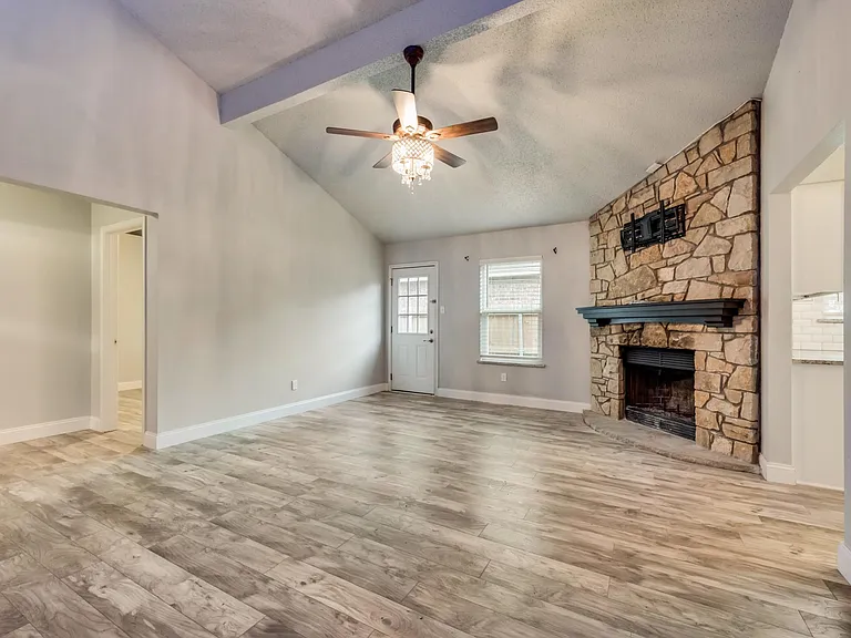 1002 Canary Ln — Photo 3