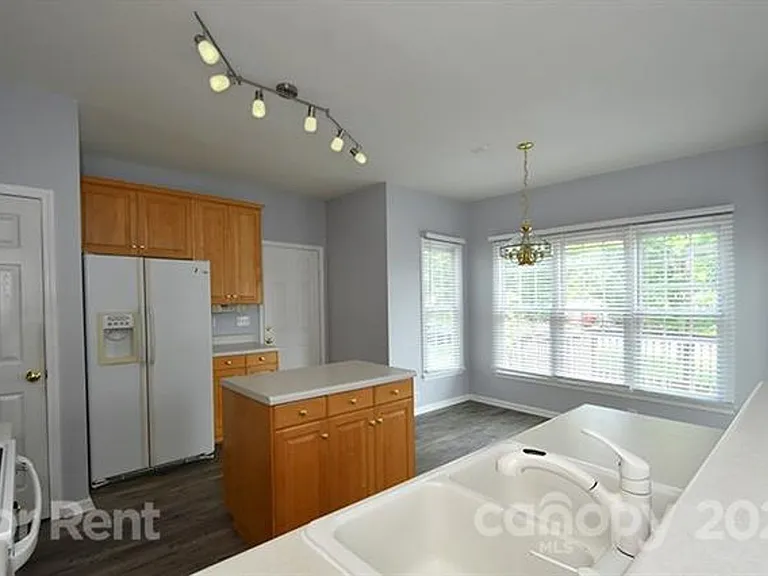 10402 Friarsgate Rd — Photo 8