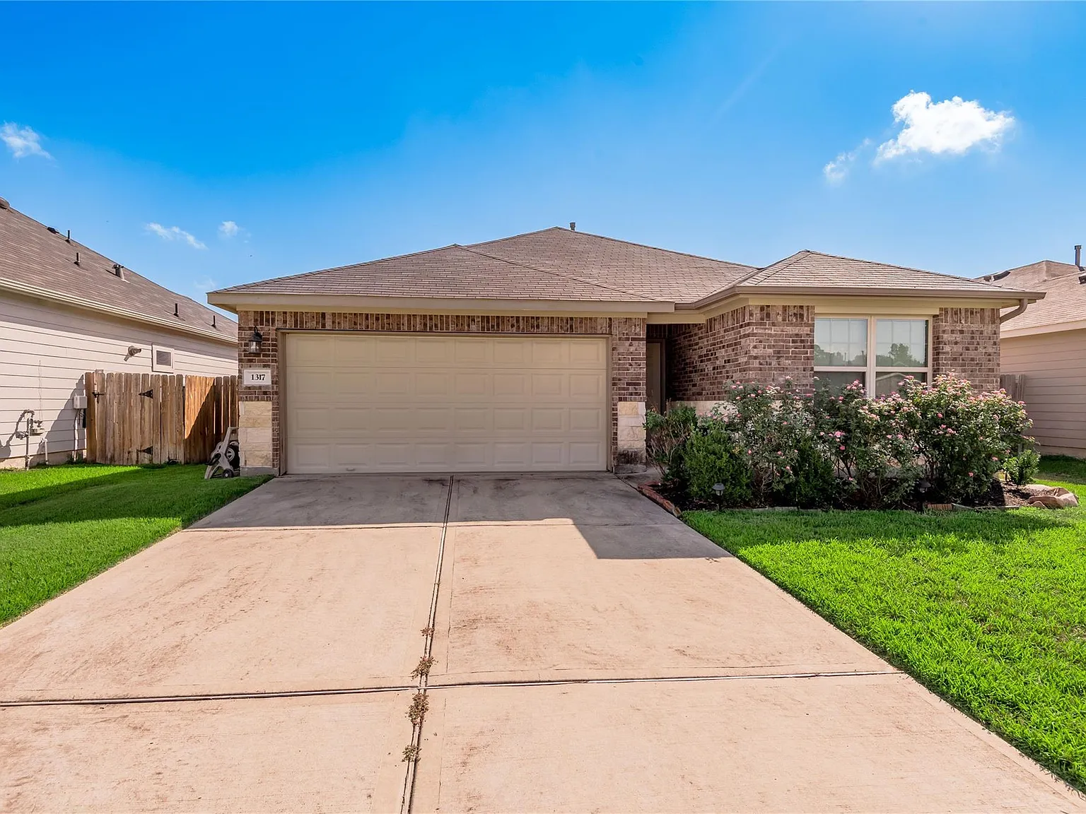 3 bed, 2.0 bath, 1636 sqft, $1,900 — Photo 2
