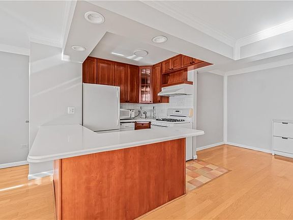 5th image of 830 Howard Ave APT 3A