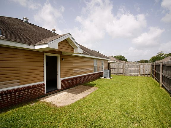 2nd image of 5010 Hawthorn Dr