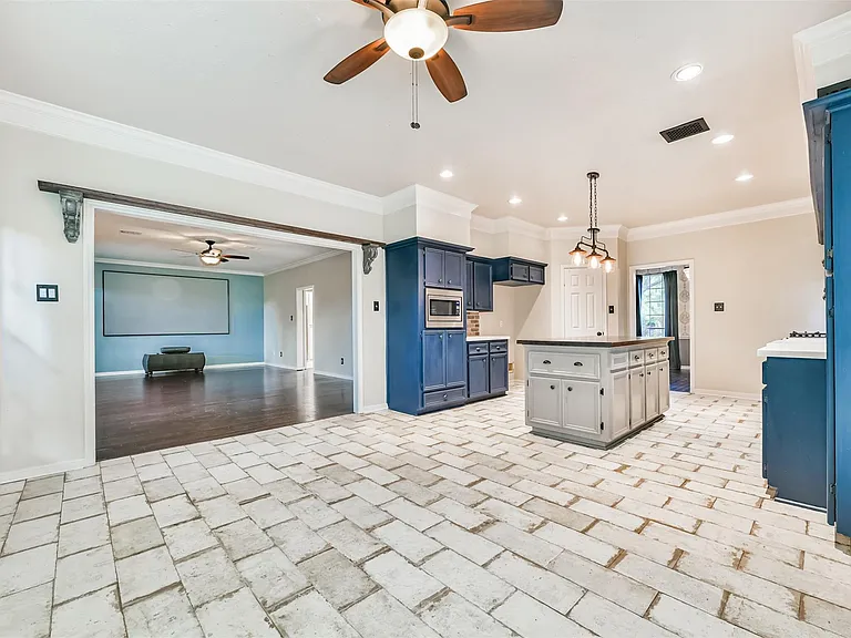 2111 Riverside Dr — Photo 9
