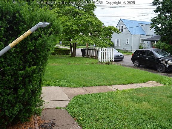 5th image of 806 Red Oak St