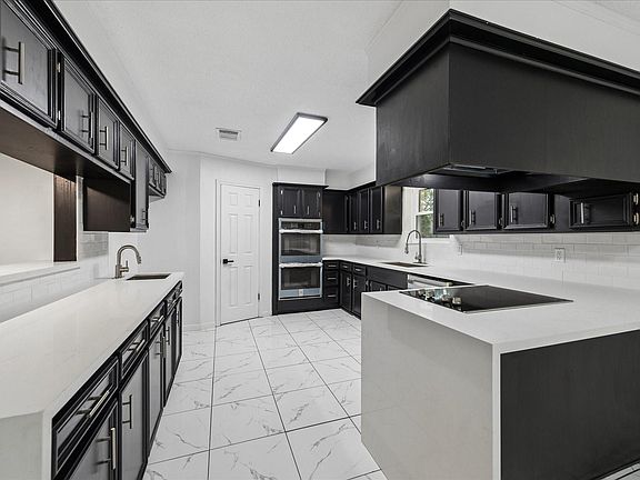 4th image of 210 Weeping Oak Ln