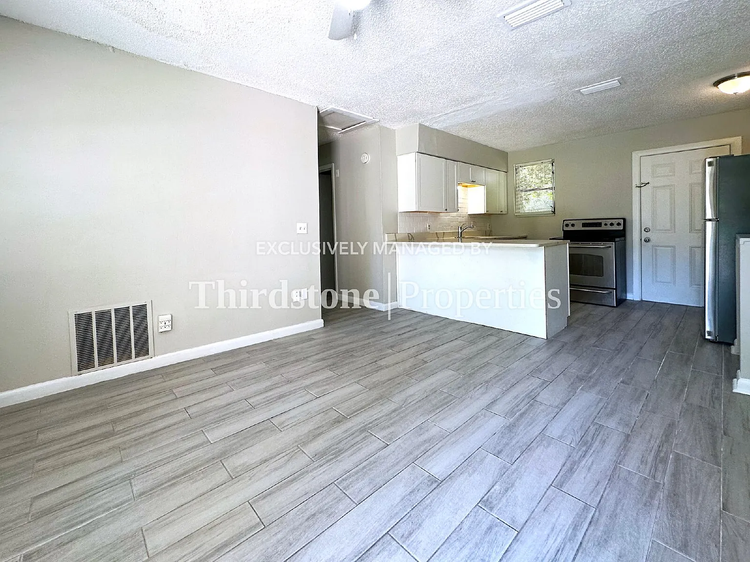 1160 Comanche St — Photo 2